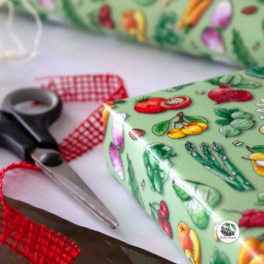 Ein Closeup des bunten Geschenkpapier mit liebevoll gestalteten Pflanzen Motiven