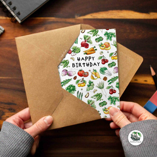 Eine bunte Glückwunschkarte mit dem Schriftzug Happy Birthday und tollen bunten Obst und Gemüse Illustrationen aus dem Saisonkalender