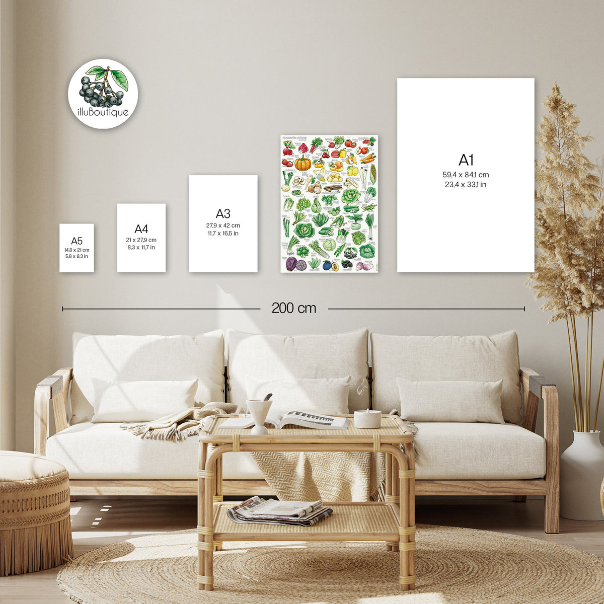 Wohnzimmeransicht mit fünf Postern in den Größen A5 bis A1. Ein Saisonkalender Poster mit Obst und Gemüse ist im A2 Format zu sehen. Die Poster sind mit genauen Maßangaben in Zentimetern versehen. Naturtöne und helle Möbel schaffen eine ruhige Atmosphäre. Die Illustration zeigt saisonale Lebensmittel im Aquarellstil. Ideal zur Größenorientierung vor dem Kauf. Dekorativ. Praktisch. Nachhaltig. Dopamin Dekor für das sad beige millenial core zuhause