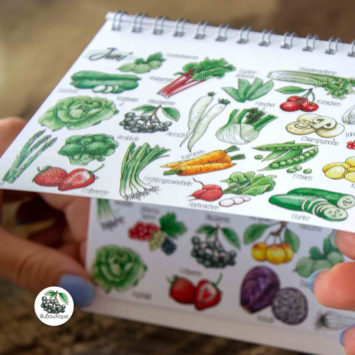Eine Seite des Saison-Tischkalenders wird umgeblättert. Die obere Seite zeigt den Monat Juni mit einer großen Vielfalt an unterschiedlichem Obst und Gemüse, welche die gesamte Seite ausfüllen
