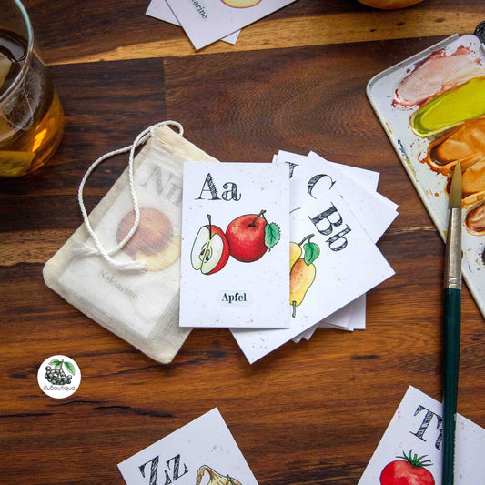 ABC Karten mit liebevoll handgemalten Motiven. Perfekt zum Lernen Spielen und Staunen. Ideal für Kindergarten Vorschule oder Zuhause. Fördert Sprachentwicklung und erstes Lesen. Aus stabilem Premium Papier gedruckt. Praktischer Stoffbeutel inklusive. Natürlich und nachhaltig produziert. Ein besonderes Geschenk für kleine Entdecker. Ohne Plastik ohne Kitsch. Nur echte Illustration mit Herz.