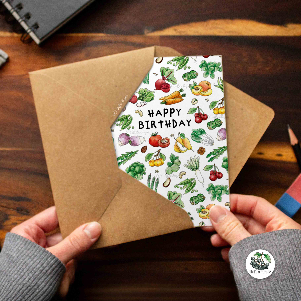 Eine bunte Glückwunschkarte mit dem Schriftzug Happy Birthday und tollen bunten Obst und Gemüse Illustrationen aus dem Saisonkalender