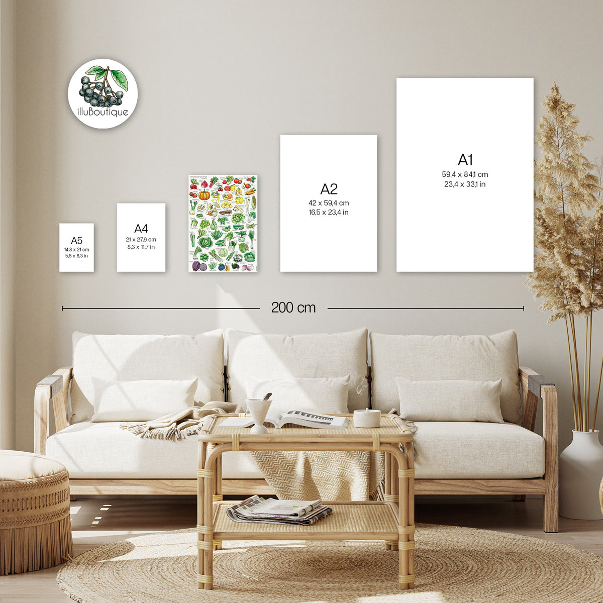 Größenvergleich von Wandpostern im Format A5 A4 A3 A2 und A1. Der Saisonkalender mit Obst und Gemüse ist in der Größe A3 dargestellt. Die Poster hängen in einem Wohnzimmer mit beiger Couch und hellen Naturtönen. Die Maße der Formate sind zur besseren Vorstellung mit Zentimeterangaben beschriftet. Ideal zur Orientierung beim Kauf. Die Illustration zeigt saisonale Lebensmittel in Aquarelloptik. Dekorativ und informativ zugleich. Dopamin Dekor für das sad beige millenial core zuhause